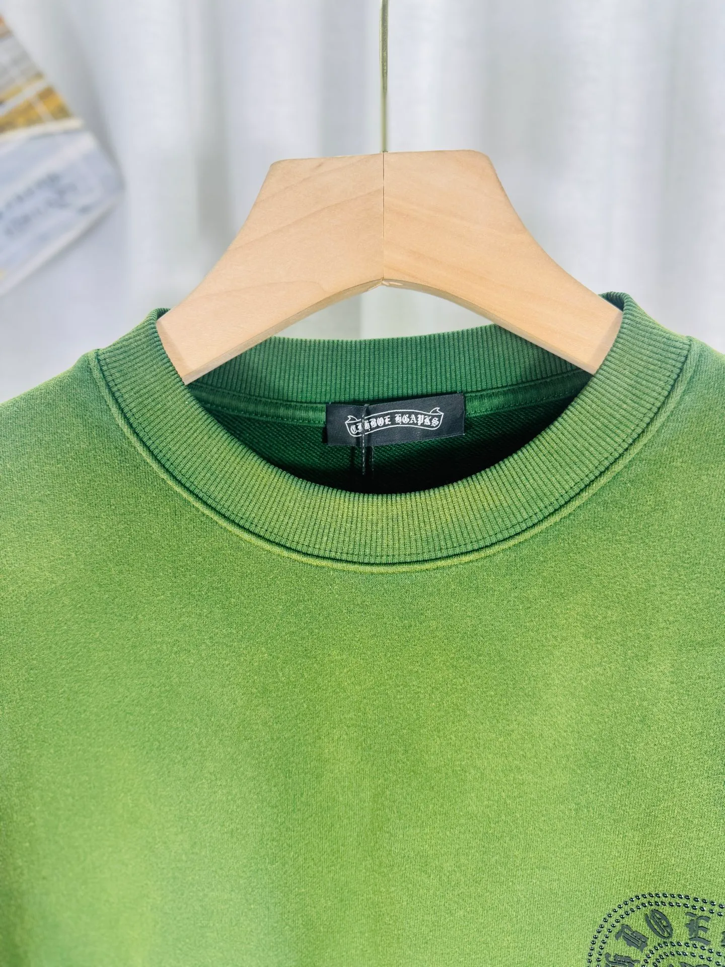 P280 top version, real shot without P, ​​different from market currency) 𝗖𝗵𝗿𝗼𝗺𝗲 𝗛𝗲𝗮𝗿𝘁𝘀/Croxin 2025 Autumn and Winter New Original Single Counter American 3D Rivets and Drill Couple Casual Sweater 👑The highest version! Customized fabric 430g tripe terry fabric! American-style pickled and distressed original fabric, laser-burned flowers, rivets and diamonds, exquisite embroidery of letters! The best-selling model in the counter, very comfortable to wear. Accessories: original molded and authenticated collar label➕100% silk wash label. Genuine purchase-grade original hangtag➕matching hanging rope➕3D hanging beads➕original packaging bag. Craftsmanship: The original version has consistent wiring! The highest version of the armhole matching technique! Color: Pink Black Green Purple Size: S M L XL Style Number: 25-363